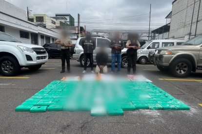 Los 158 paquetes tipo ladrillo con una sustancia blanquecina estaban dentro del vehículo.