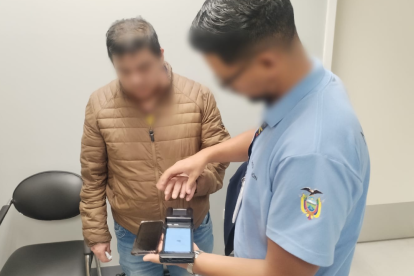 La Policía Nacional anunció la extradición de un hombre buscado por femicidio en Ecuador.