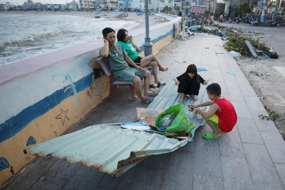 Daños causados por el tifón Kalmaegi tras impactar el jueves contra la región central de Vietnam.