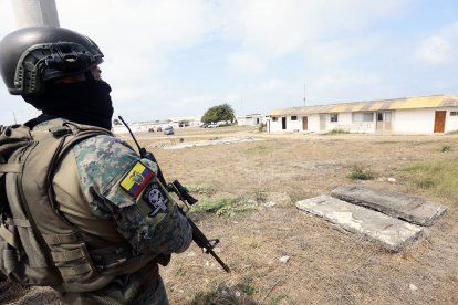 La secretaria de Seguridad Nacional de Estados Unidos, Kristi Noem llegó a Ecuador y visitó bases militares de Manta y Salinas.