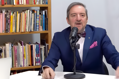 Felipe Vega de la Cuadra nació en Cuenca en 1960 y se ha dedicado a brindar opiniones públicas de apoyo a la RC.