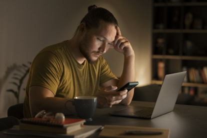 Deja de caer en el trance del scrolling compulsivo. Raquel Gómez, neuropsicóloga, te ofrece 5 estrategias prácticas