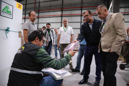 El CNE informó que más de 825 observadores nacionales e internacionales han sido acreditados para vigilar el desarrollo de la consulta popular y el referéndum.