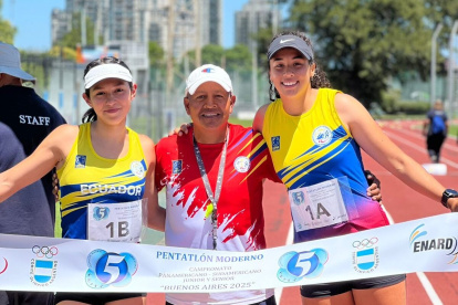 Dara Salazar y Luciana Aroca, se adjudicaron la medalla de Oro al obtener 1220 puntos.