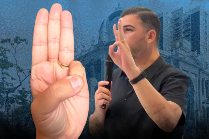 Tres dedos levantados, es la nueva seña que hace Aquiles Álvarez.