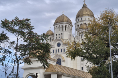 El mayor templo ortodoxo del mundo, la catedral de la Salvación del Pueblo, abrió este domingo sus puertas en el centro de Bucarest, tras 15 años de obras.