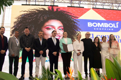 A la inauguración del centro comercial asistieron directivos de DK Management Services, autoridades e invitados especiales.