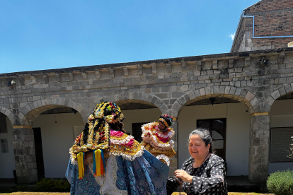 Con creatividad Dorita Bedón confecciono el traje de la Mama Negra y del Rey Moro.