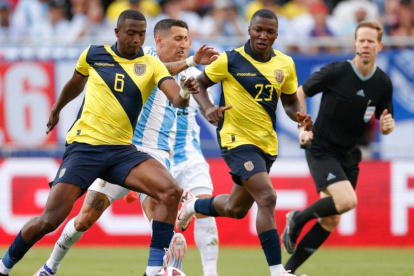 Los ecuatorianos Moisés Caicedo (d) y Willian Pacho siguen destacando a nivel mundial con sus respectivos equipos.