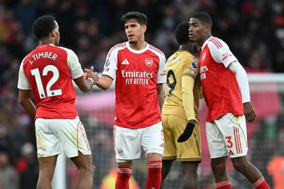 Piero Hincapié (c) ha tenido sus primeros minutos con Arsenal en la Premier League.