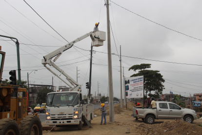 Trabajos en el tendido de las redes eléctricas en el sector rural de Ecuador, que mediante financiamiento se busca fortalecer.