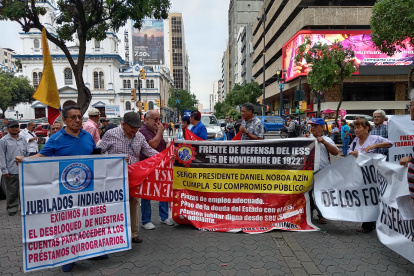 Un plantón que los jubilados realizaron en mayo de 2025, en el centro de Guayaquil.
