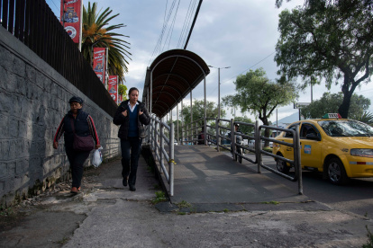 Quienes transitan por la zona lo hacen con prisa, para evitar el mal olor y también la basura acumulada.