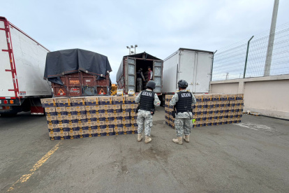 Momentos en que las autoridades aprehenden un supuesto contrabando de cerveza en Manabí.