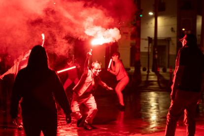El Coro Mixto Ciudad de Quito, el ensamble del Coro Juvenil, la Escuela Lírica, la Banda Sinfónica Metropolitana, un ensamble de cuerdas y un cuerpo de baile son parte del montaje.