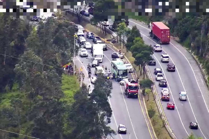 Un fuerte siniestro de tránsito se registró la mañana de este domingo, 9 de noviembre de 2025, en el oriente de Quito. Al menos diez vehículos estan involucrados.