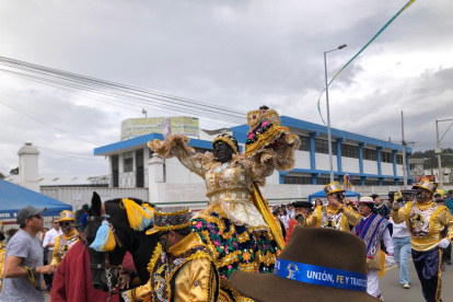 El personaje principal de la fiesta es la Mama Negra, es una de las figuras mas esperadas por los asistentes al desfile.