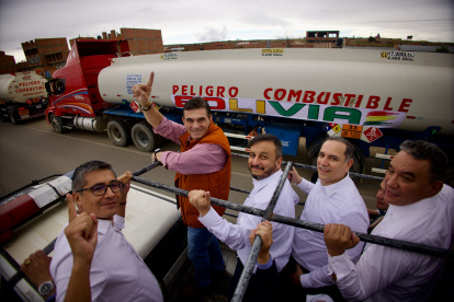 AME7490. EL ALTO (BOLIVIA), 09/11/2025.- Fotografía cedida por la Presidencia de Bolivia del presidente de Bolivia, Rodrigo Paz Pereira (c), en una caravana de cisternas este domingo, en El Alto (Bolivia). Paz Pereira encabezó una caravana de decenas de camiones cisterna con diésel y gasolina con la finalidad de incrementar la oferta de combustibles y acabar con las filas que se formaron por la escasez de esos productos desde hace varios meses. EFE/ Patricio Crooker /Presidencia de Bolivia / SOLO USO EDITORIAL/ SOLO DISPONIBLE PARA ILUSTRAR LA NOTICIA QUE ACOMPAÑA (CRÉDITO OBLIGATORIO)