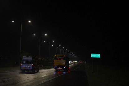 Inseguridad. La escasa iluminación y ausencia policial convierten este tramo en un punto vulnerable y propicio para robos, según los transeúntes.