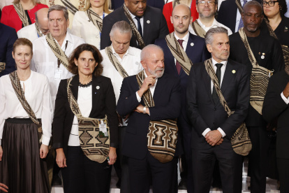 AME7403. SANTA MARTA (COLOMBIA), 09/11/2025.- La alta representante de Asuntos Exteriores y Política de Seguridad de la UE, Kaja Kallas (i); la vicepresidenta para una Transición Limpia, Justa y Competitiva de la Comisión Europea, Teresa Ribera (2i); el presidente de Brasil, Luiz Inácio Lula da Silva (c); y el primer ministro de los Países Bajos, Dick Schoof (d), posan durante la foto oficial en la apertura de la IV Cumbre CELAC-UE este domingo, en Santa Marta (Colombia).  El número de jefes de Estado y de Gobierno que asistirán a la IV Cumbre de la Comunidad de Estados Latinoamericanos y Caribeños (CELAC) y la Unión Europea (UE) en la ciudad colombiana de Santa Marta se redujo de doce a nueve, informaron fuentes oficiales. EFE/ Mauricio Dueñas Castañeda