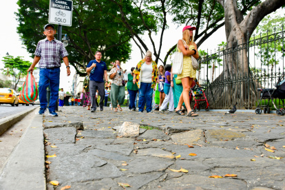 Rocas y baldosas se levantan y provocan la caída de peatones.
