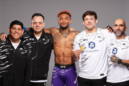 Michael Morales (c) y a su derecha su entrenador Raul Arvizu, junto al resto del equipo que está detrás de su preparación.