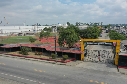 Realidad. Aunque EXPRESO pudo hacer tomas externas y aéreas del CEAR, manteniendo la distancia, no se pudo constatar el estado en el que encuentran las infraestructuras deportivas.