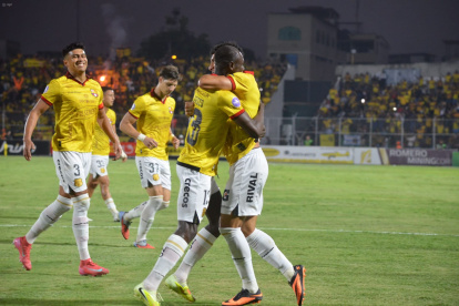 Janner Corozo y su doblete, festeja con Joao Rojas.