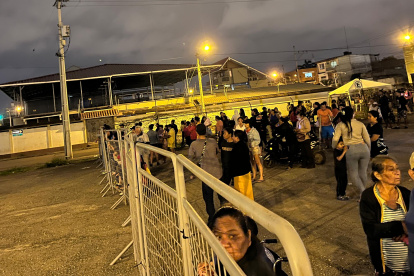 Al menos 200 personas permaneces afuera de la cárcel de Machala en busca de noticias de sus familiares.