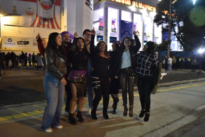 Ambiente en los exteriores del estadio Atahualpa precio al concierto de Shakira.