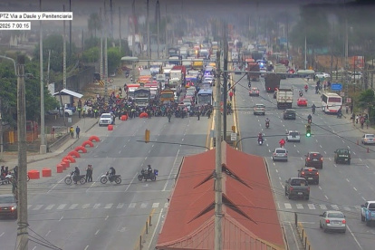 Un tramo de la vía a Daule, cerca a la Penitenciaría del Litoral, fue cerrado al tránsito vehicular la mañana de este lunes 10 de noviembre.