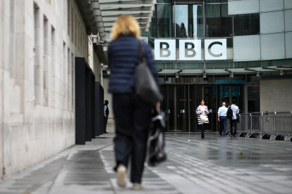 Personas caminan frente a la sede de la BBC en Portland Place, Londres, el 2 de julio de 2020. Tim Davie anunció que el 9 de noviembre de 2025 dejará su cargo como director general de la BBC.