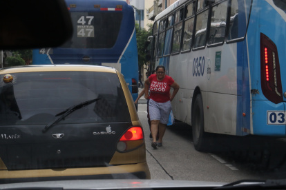 05-03-2023-Enla calle rumichaca se observa que los conductores de buses dejan en media calle a los pasajeros donde pueden ocacionar accidentes