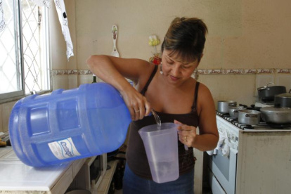 Referencial. Algunas personas optan por comprar botellones de agua para evitar el uso del agua que sale desde el grifo