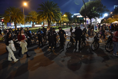 Los funcionarios se desplegaron en todo el perímetro del Estadio Olímpico Atahualpa.