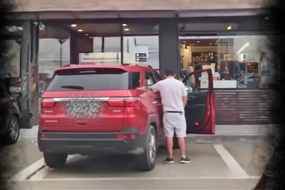 Guayaquil: hombre orina en gasolinera y causa indignación en redes sociales.