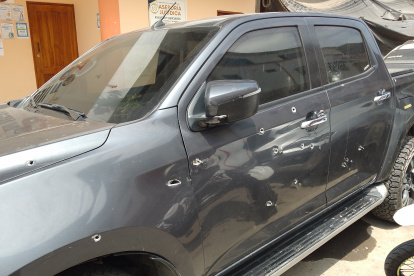 La camioneta blindada del alcalde Galo Meza presenta varios orificios de bala tras el atentado ocurrido la noche del domingo en la vía de ingreso a Balzar