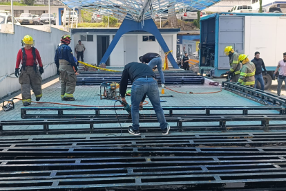 Agentes del servicio preventivo de Macará inspeccionaron las vigas metálicas y descubrieron más de una tonelada de marihuana camuflada en su interior.