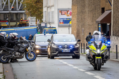 Un convoy policial escolta el coche en el que el expresidente francés Nicolas Sarkozy sale de la prisión en París, Francia, el 10 de noviembre de 2025.