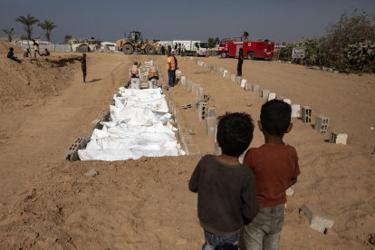 Los restos y cuerpos de palestinos no identificados, devueltos por Israel, son colocados en una fosa común en el centro de la Franja de Gaza, el 10 de noviembre de 2025.