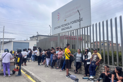 Al menos unas 100 personas se aglomeraron en los exteriores del Centro Forense de Machala, para retirar los cuerpos.
