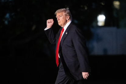 Fotografía de archivo que muestra al presidente estadounidense Donald Trump caminando por el jardín sur de la Casa Blanca.