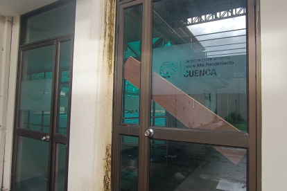 Así lucen la mayoría de puertas de vidrio del centro, con moho y pedazos de madera atravesados.