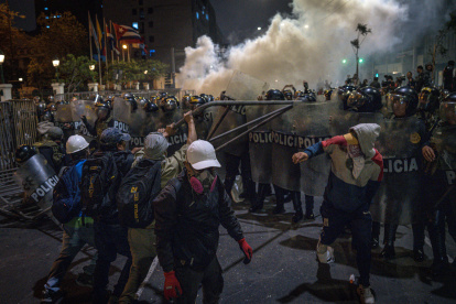 Manifestantes se enfrentan con integrantes de la Policía de Perú durante una protesta en medio de un clima de inseguridad y criminalidad en Lima (Perú).