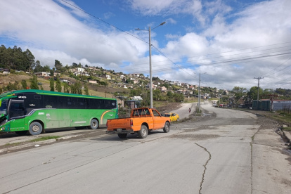 Los daños en la vía de Integración Barrial ponen en riesgo a los conductores.