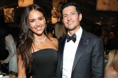 La prensa internacional ha seguido a los actores Jessica Alba y Danny Ramirez. Ahora su romance es oficial.