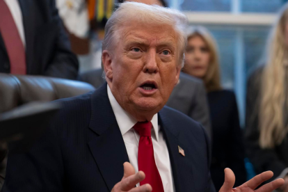 El presidente Donald Trump se dirige a la prensa tras la juramentación de Sergio Gor como nuevo embajador de EE. UU. en India