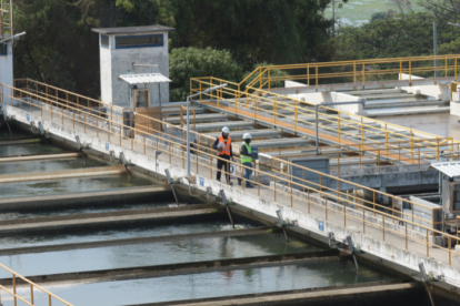 Trabajos. Interagua explicó a EXPRESO el funcionamiento de cada área de la planta La Toma. Se forman pequeñas piscinas de agua mientras es procesada.