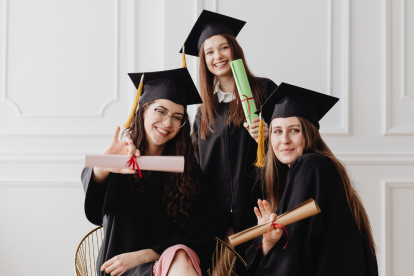 Mujeres jóvenes de Ecuador pueden postular a las Becas Impulso Ecuador 2025 para continuar sus estudios superiores.