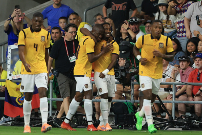 Jugadores de Ecuador celebran un gol en un partido amistoso entre Estados Unidos y Ecuador disputado el 10 de octubre de 2025.